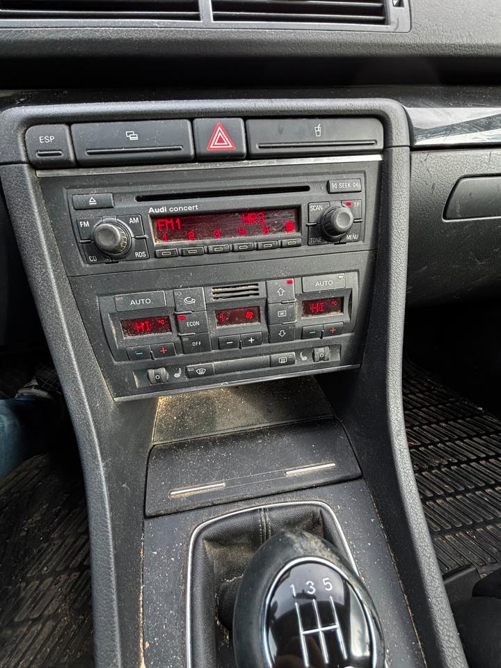 Audi A4 2004 — photo 7