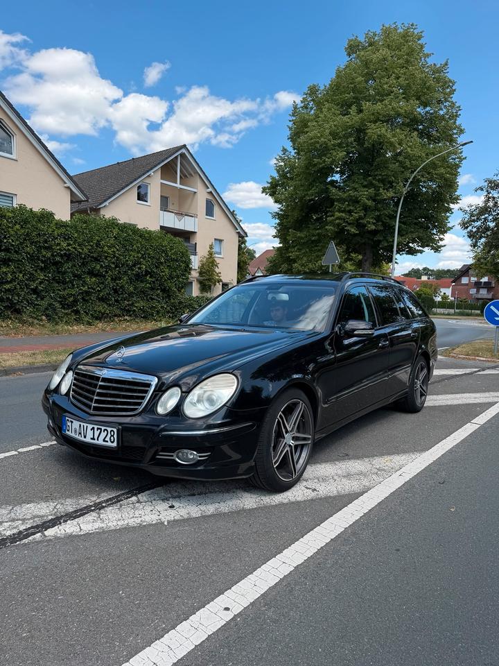 Mercedes Benz E 320 2006 — rear view