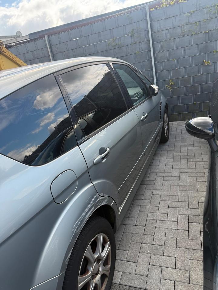 Ford S-Max 2009 — rear view