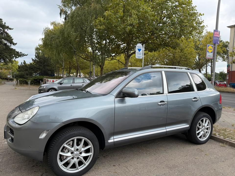Porsche Cayenne 2004 — rear view