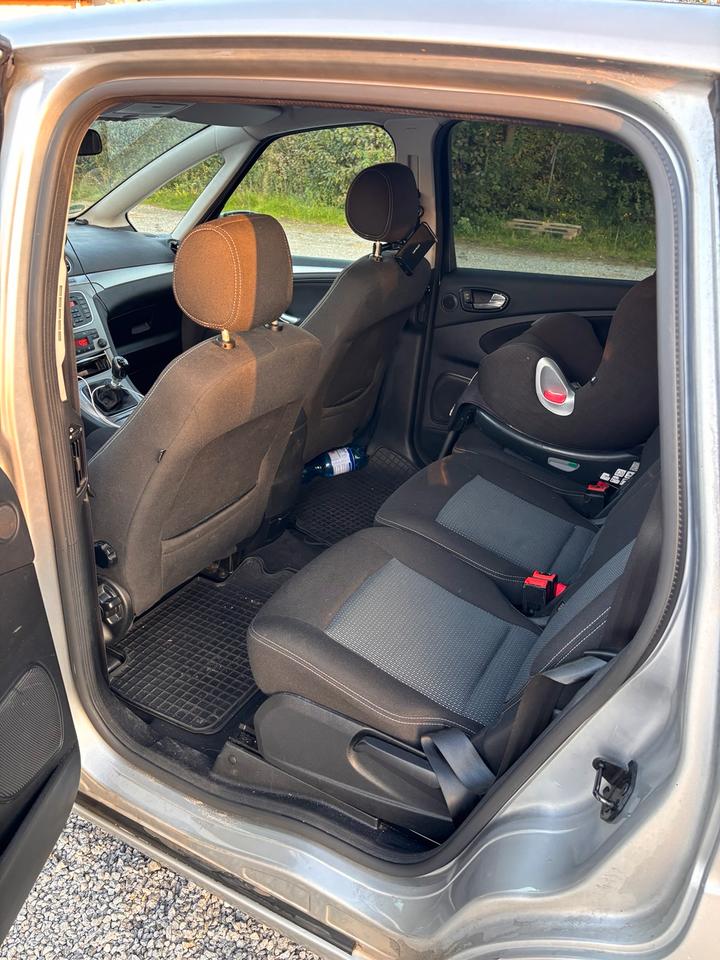 Ford S-Max 2011 — photo 11