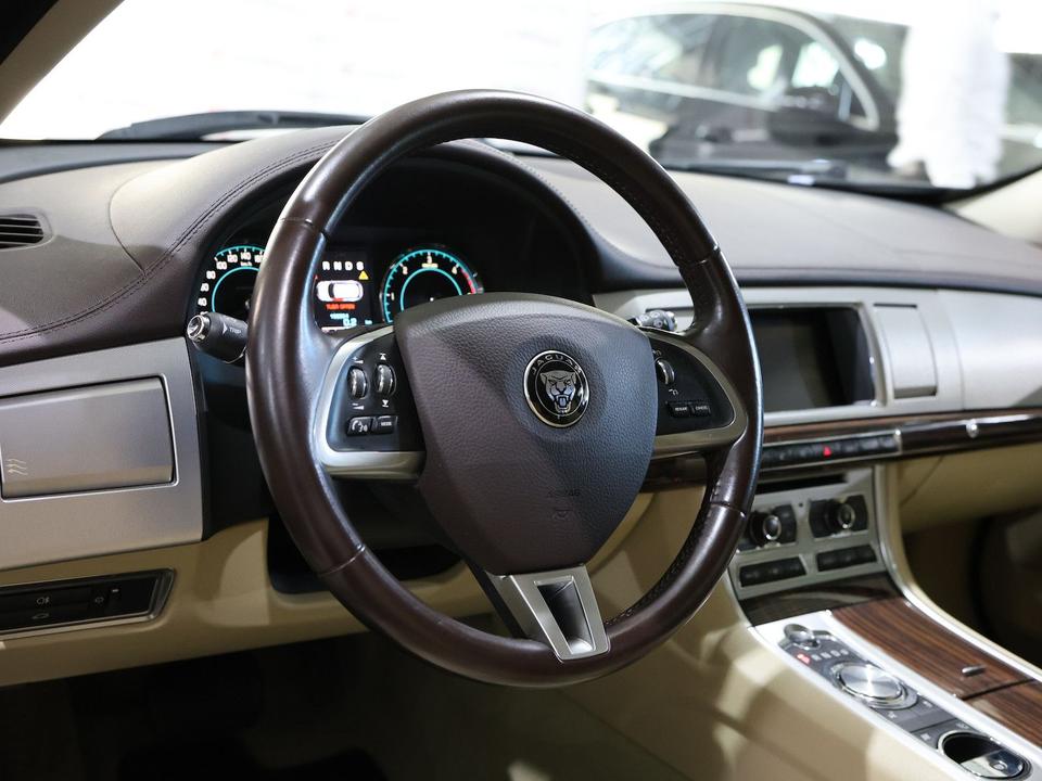 Jaguar XF 2013 — photo 15