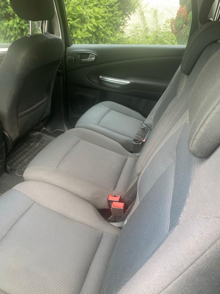 Ford C-Max 2010 — photo 9