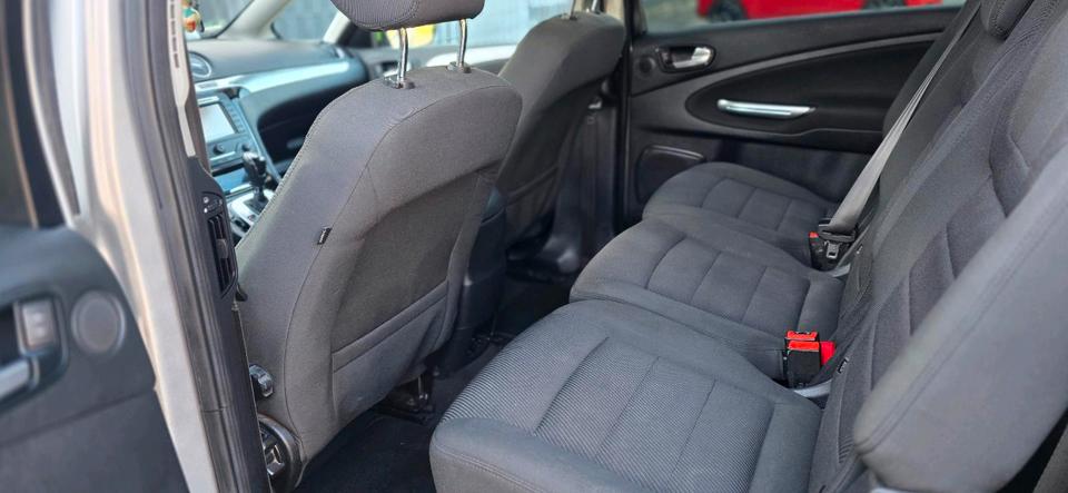Ford S-Max 2011 — photo 13