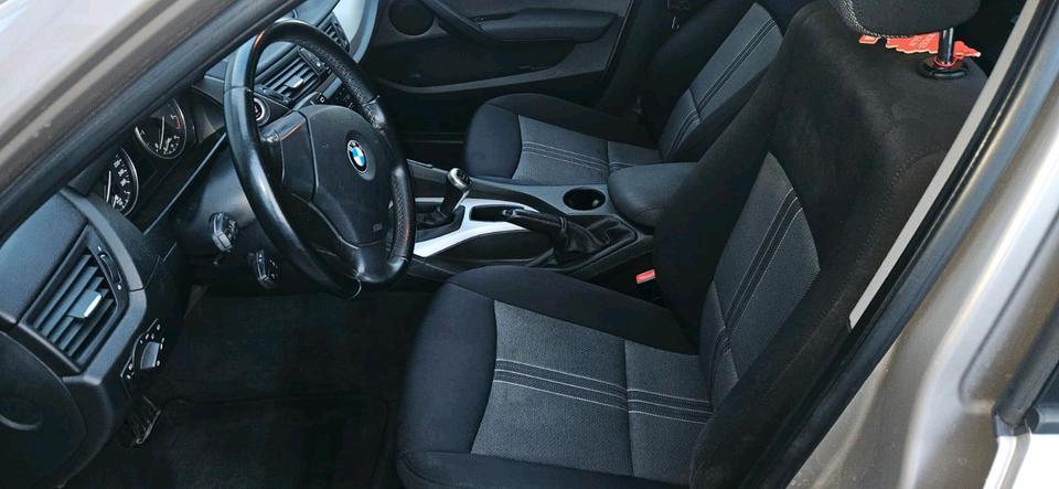 BMW X1 2010 — салон