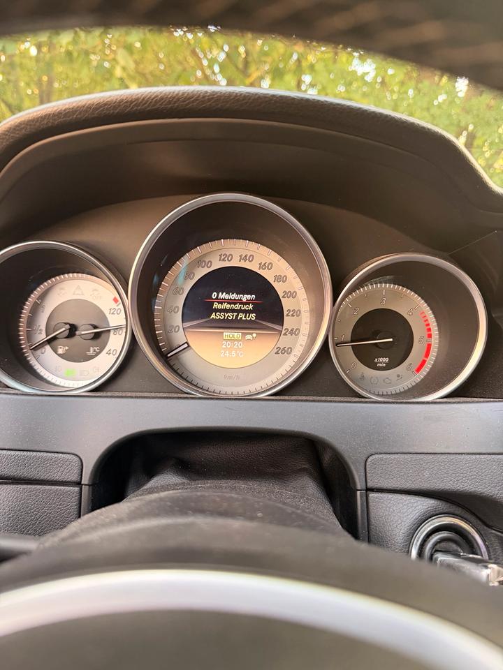Mercedes Benz C 200 2011 — interior