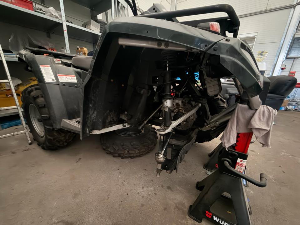 Weitere Motorräder Quad CanAm Outlander Bombardier 2010 — салон
