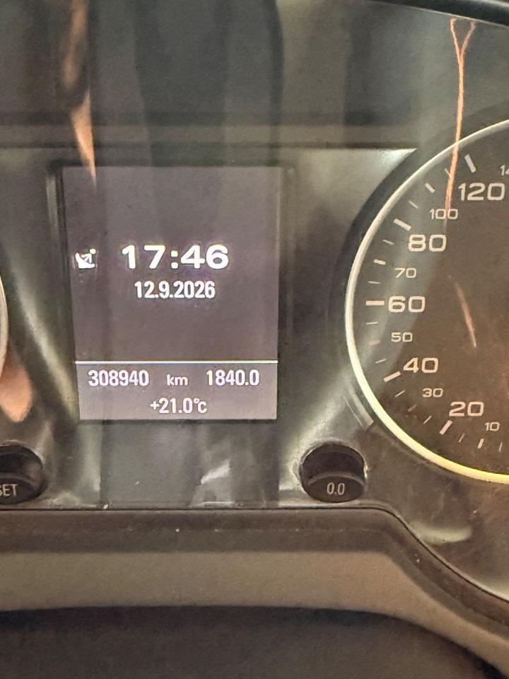 Audi Q5 2009 — салон