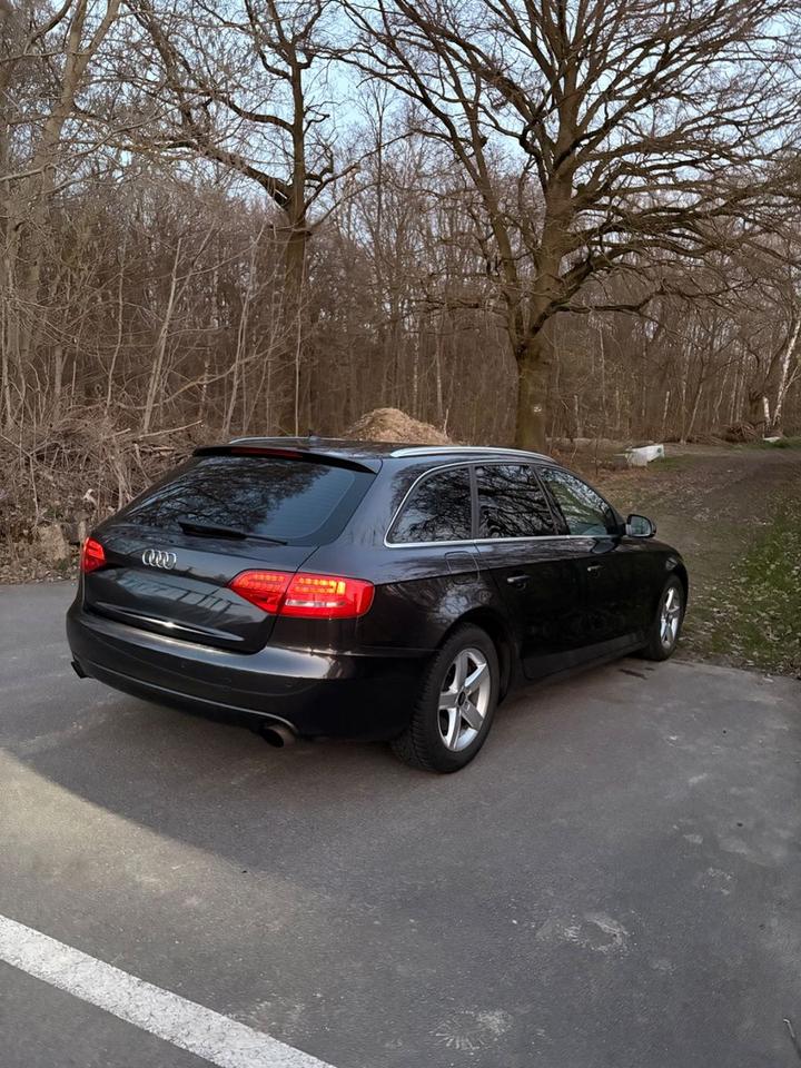 Audi A4 2009 — салон