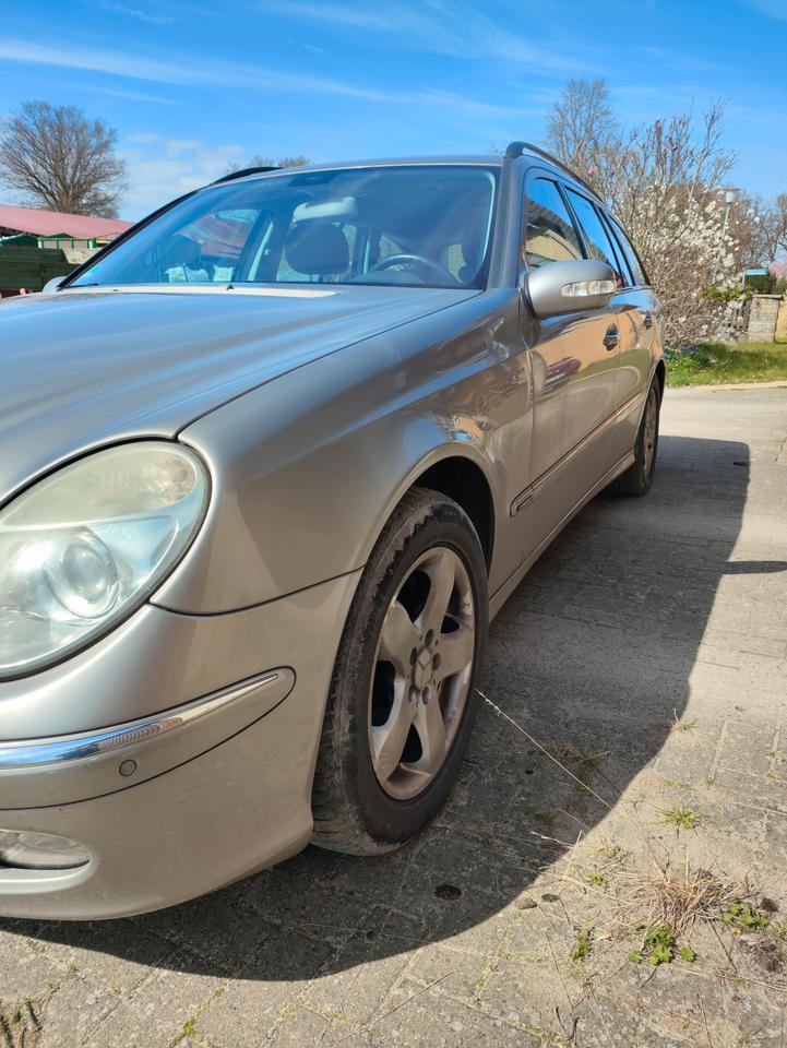 Mercedes Benz E 200 2006 — салон