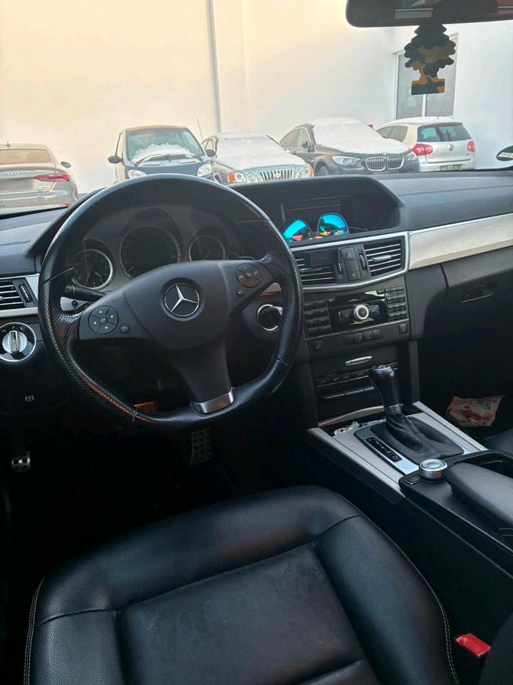 Mercedes Benz E 250 2009 — салон