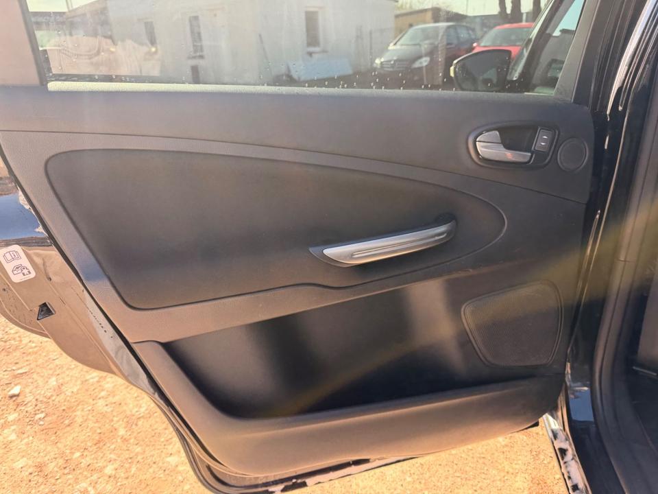 Ford S-Max 2013 — photo 11