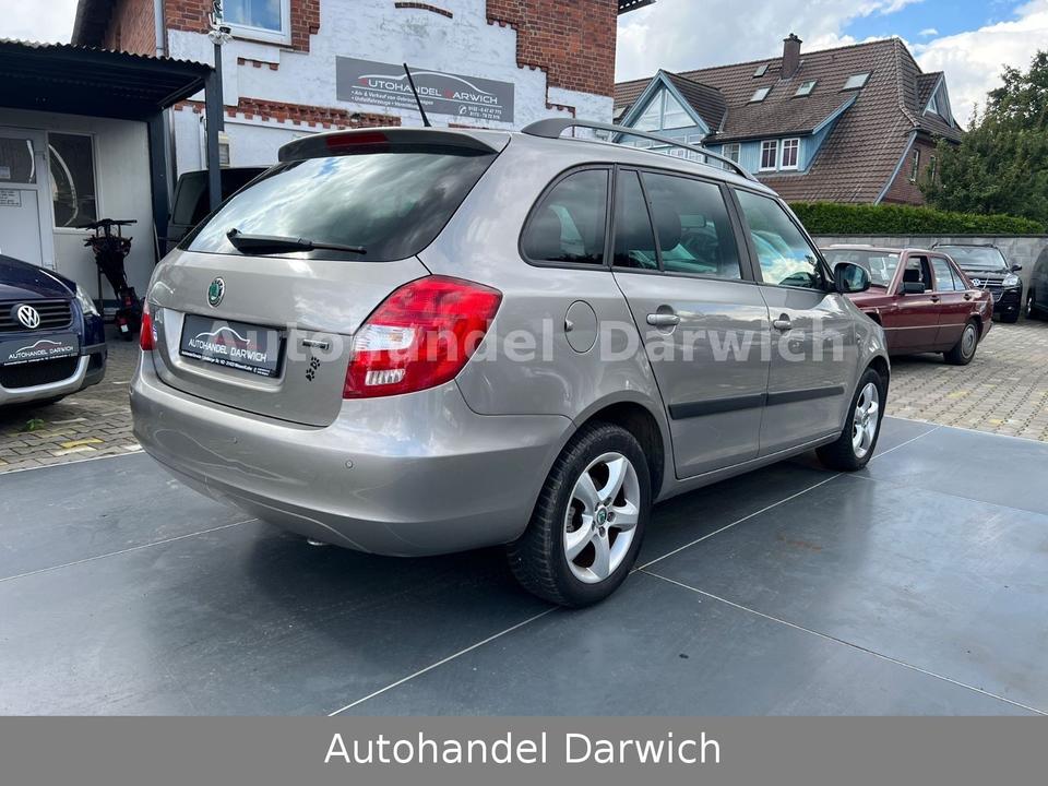 Skoda Fabia 2012 — вигляд ззаду