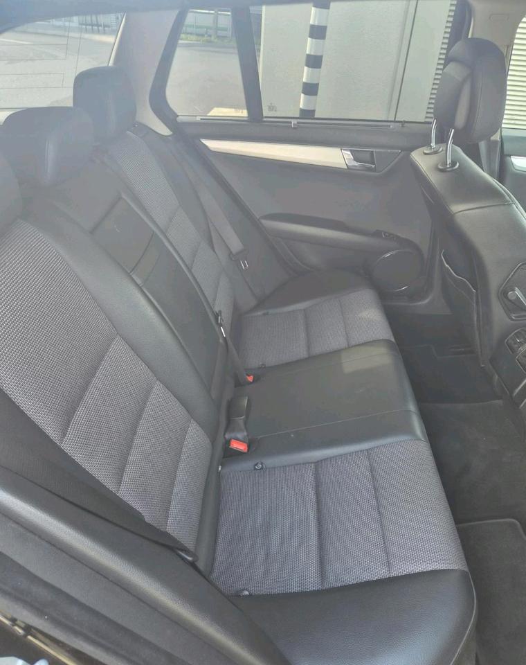 Mercedes Benz C 220 2010 — interior