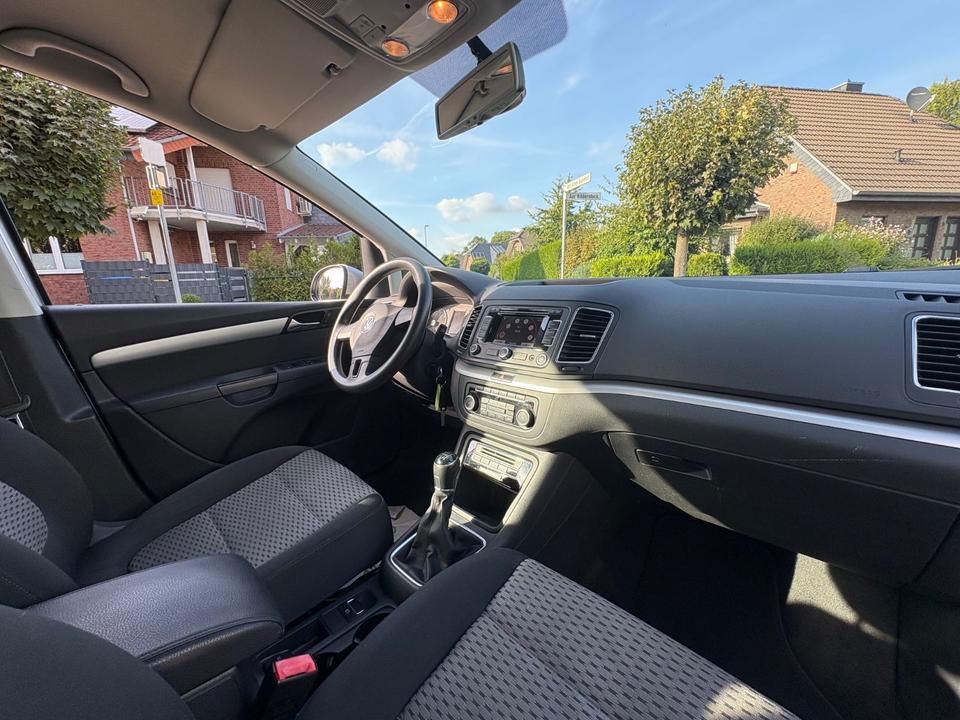 Volkswagen Sharan 2011 — photo 16