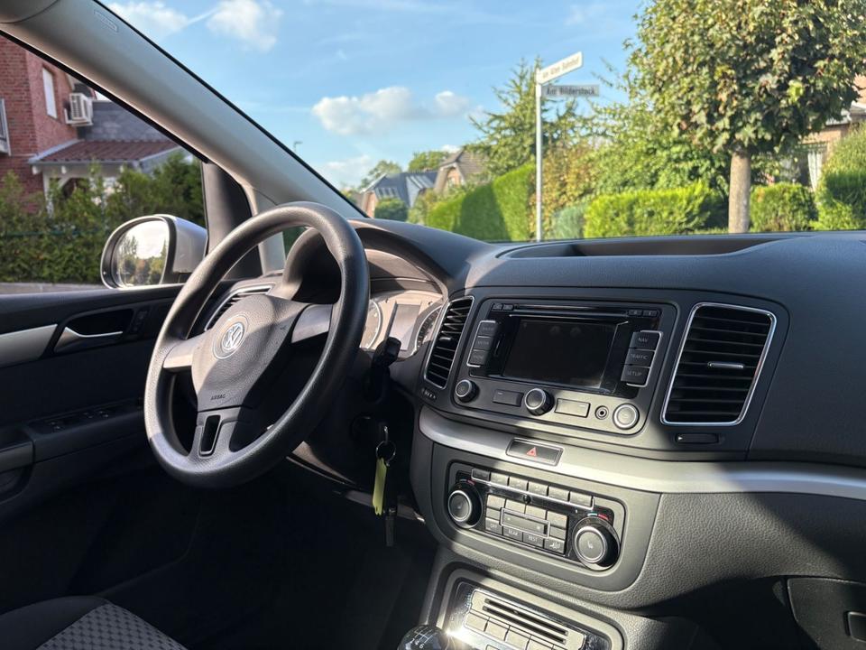 Volkswagen Sharan 2011 — photo 17