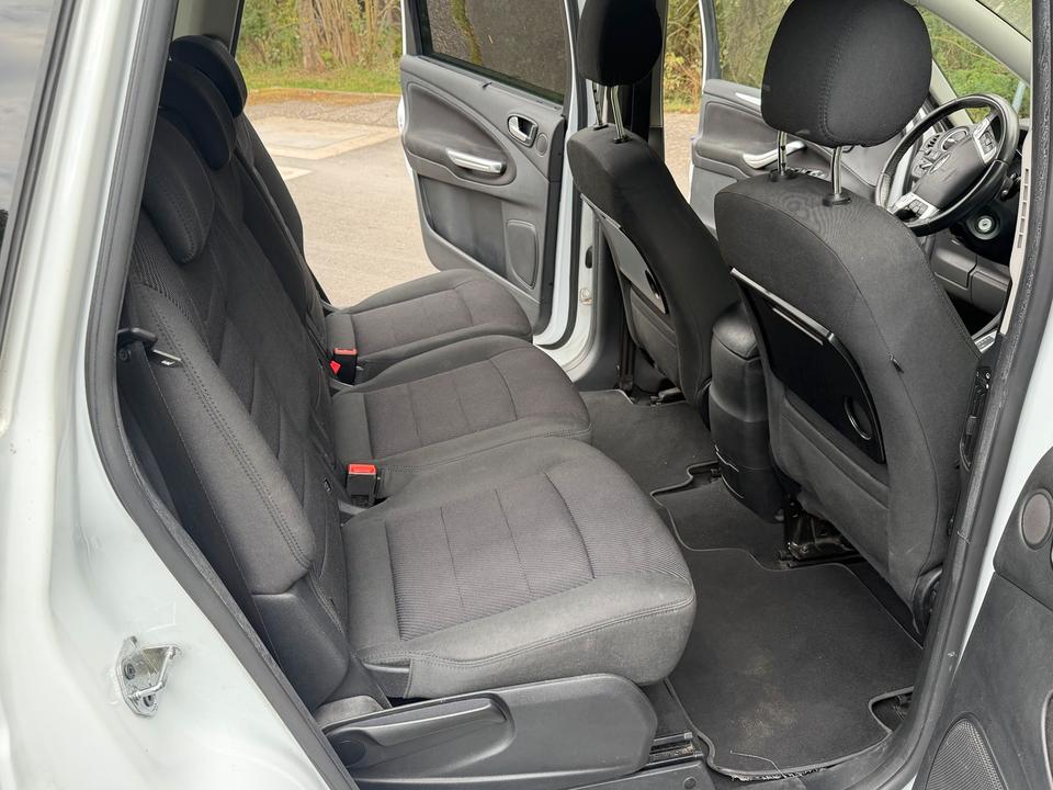 Ford S-Max 2013 — photo 11
