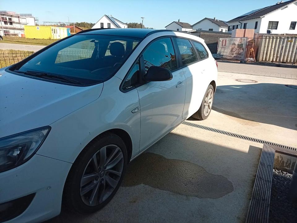 Opel Astra 2015 — rear view