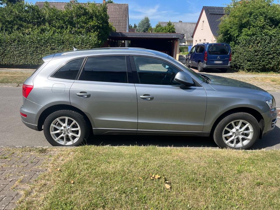 Audi Q5 2011 — rear view