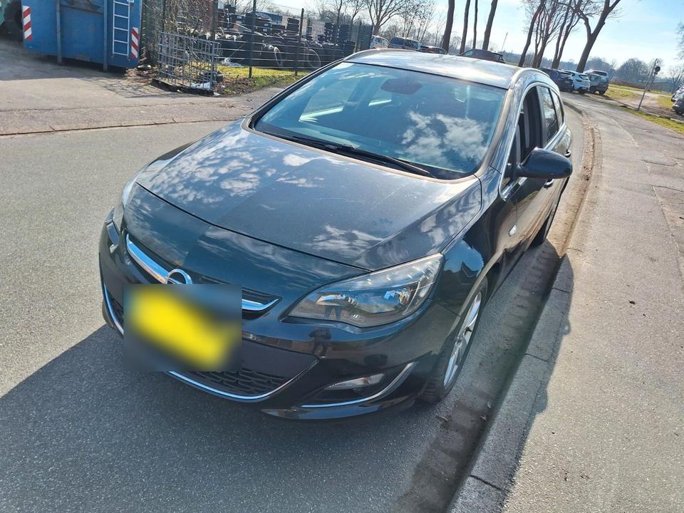 Opel Astra 2013 — rear view