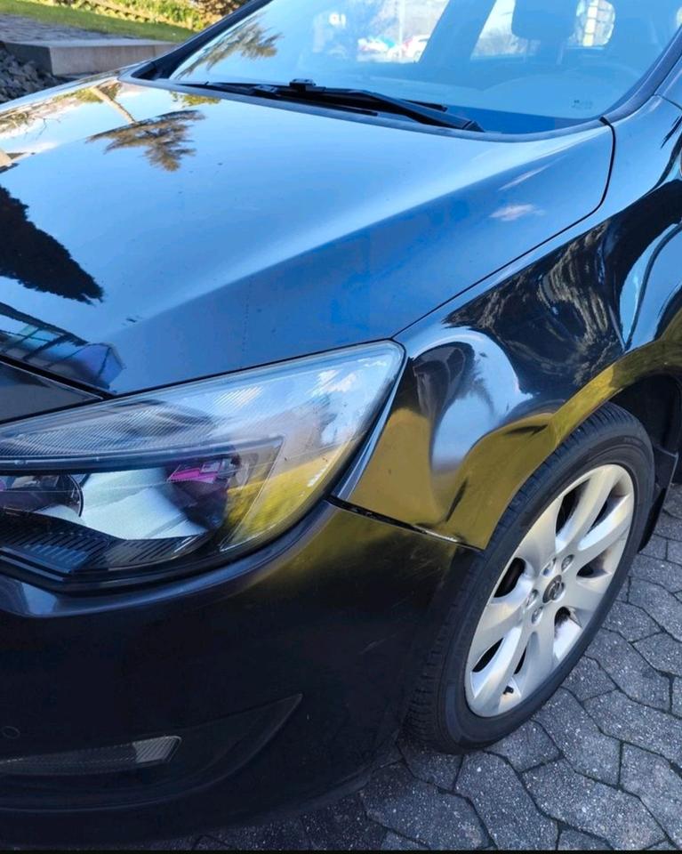 Opel Astra 2015 — вигляд ззаду