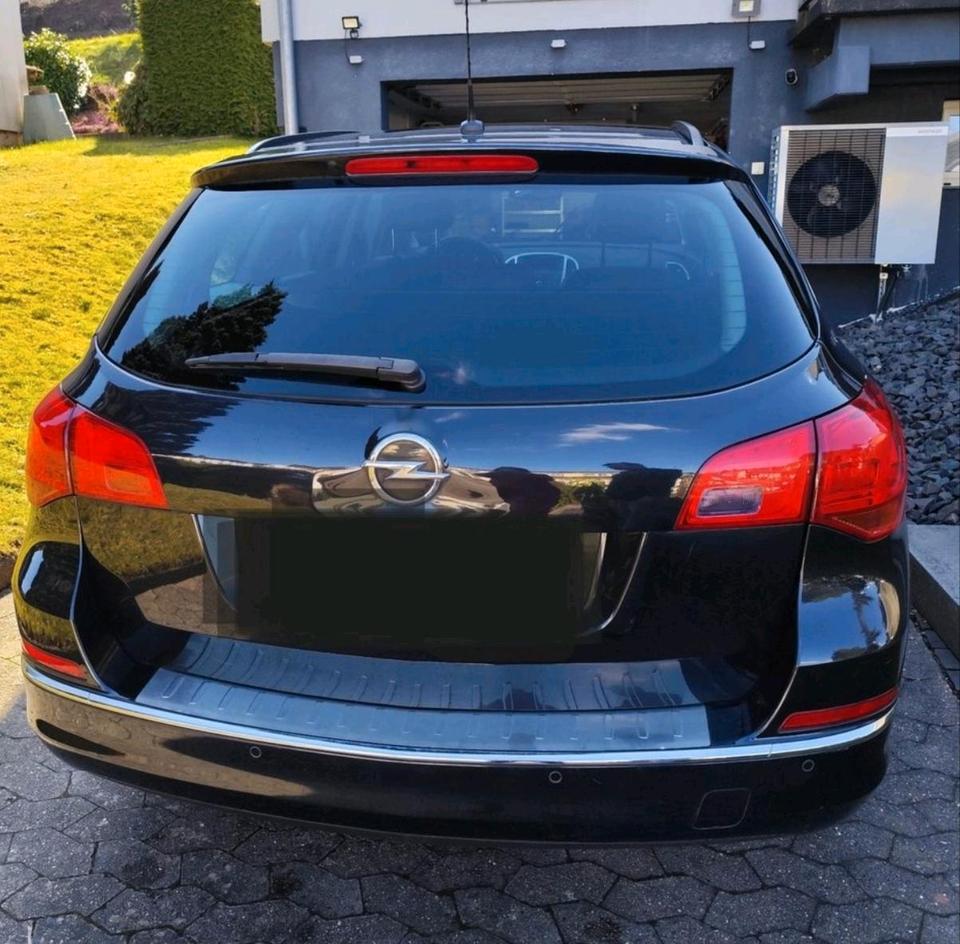Opel Astra 2015 — салон