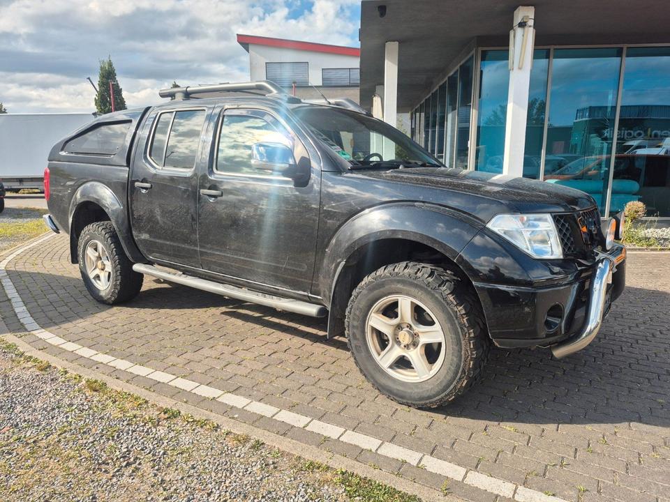 Nissan Navara 2009 — rear view