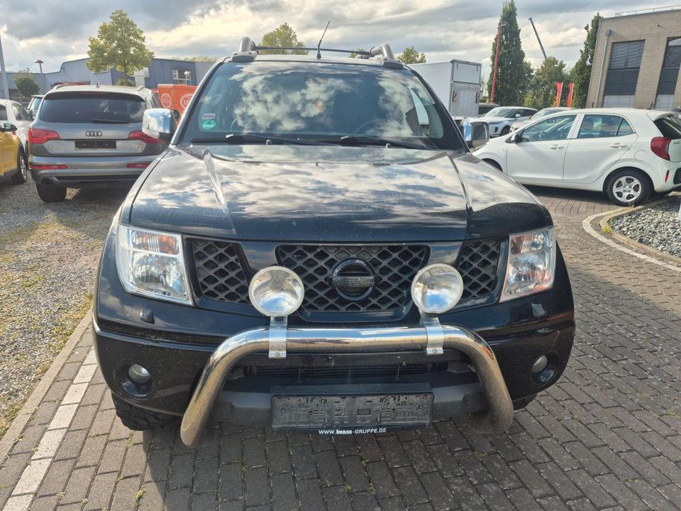 Nissan Navara 2009 — interior