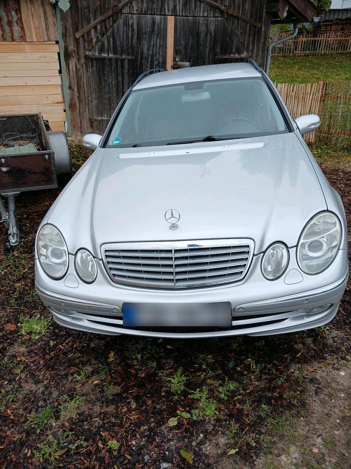 Mercedes Benz E 220 2006 — салон