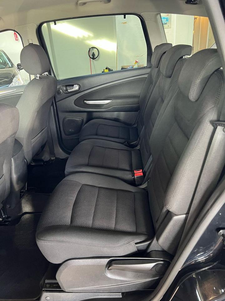 Ford S-Max 2010 — photo 13