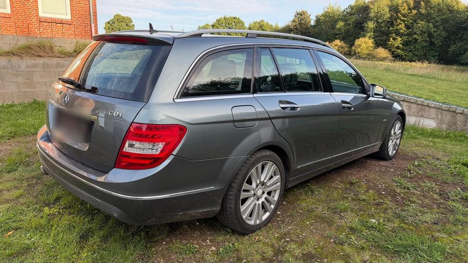 Mercedes Benz C 220 2011 — салон
