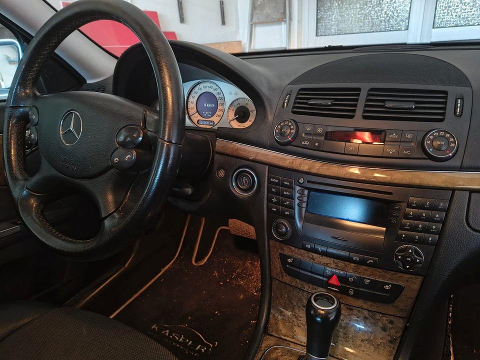 Mercedes Benz E 220 2007 — interior