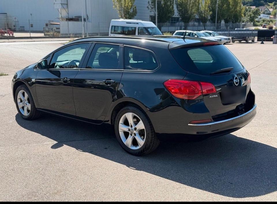 Opel Astra 2015 — rear view
