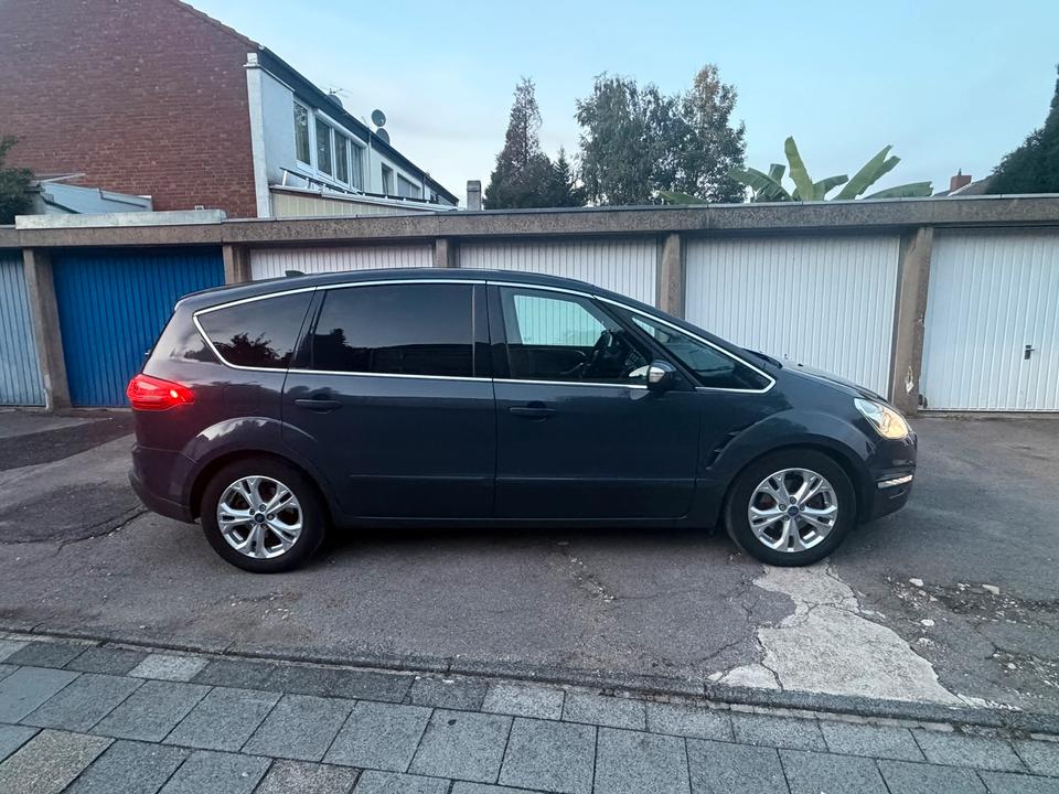 Ford S-Max 2011 — rear view