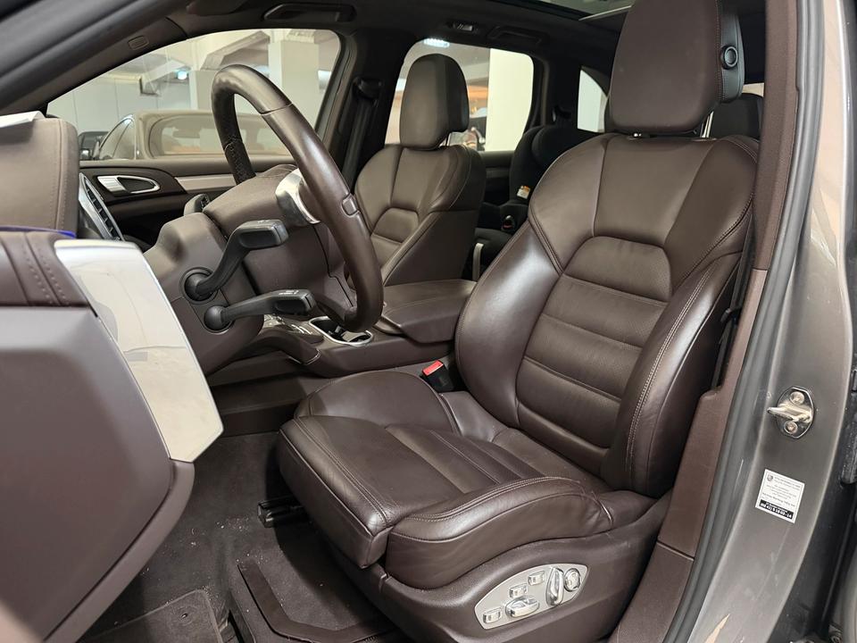 Porsche Cayenne 2010 — photo 12