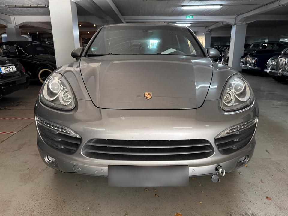 Porsche Cayenne 2010 — rear view
