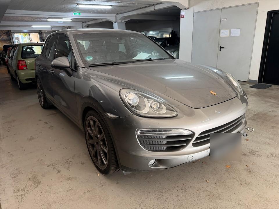 Porsche Cayenne 2010 — interior