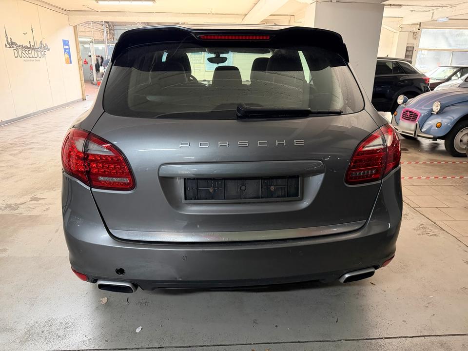 Porsche Cayenne 2010 — photo 6