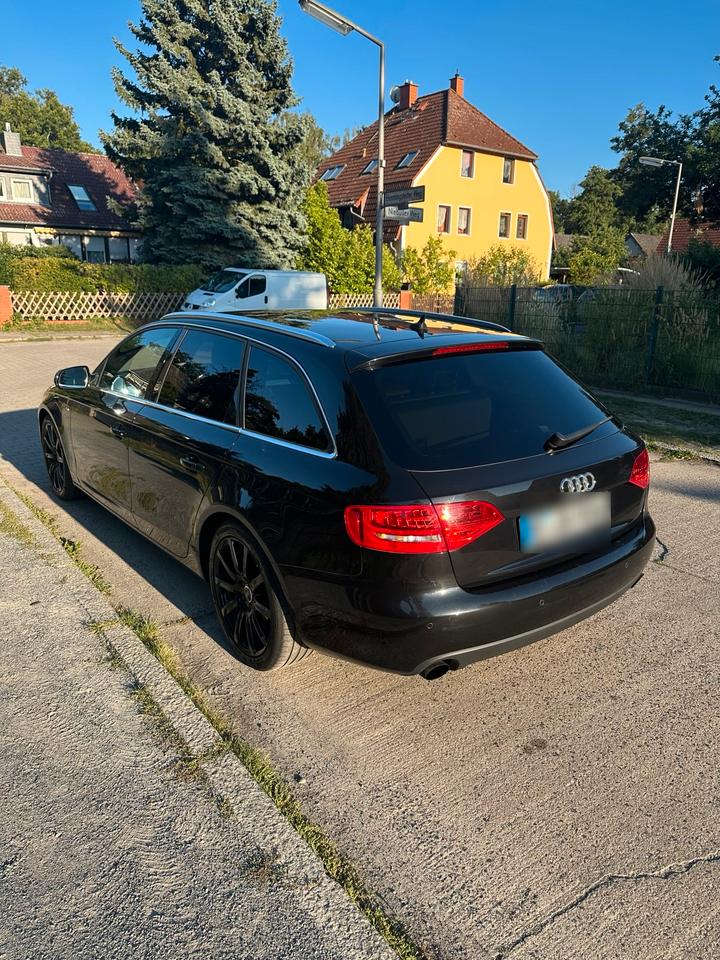 Audi A4 2009 — салон