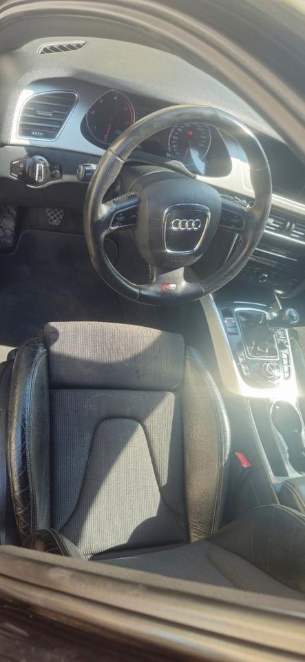 Audi A4 2011 — салон