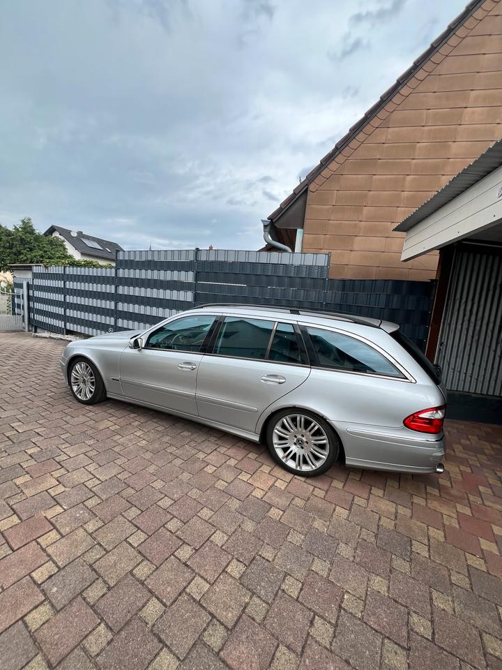 Mercedes Benz E 320 2004 — вигляд ззаду