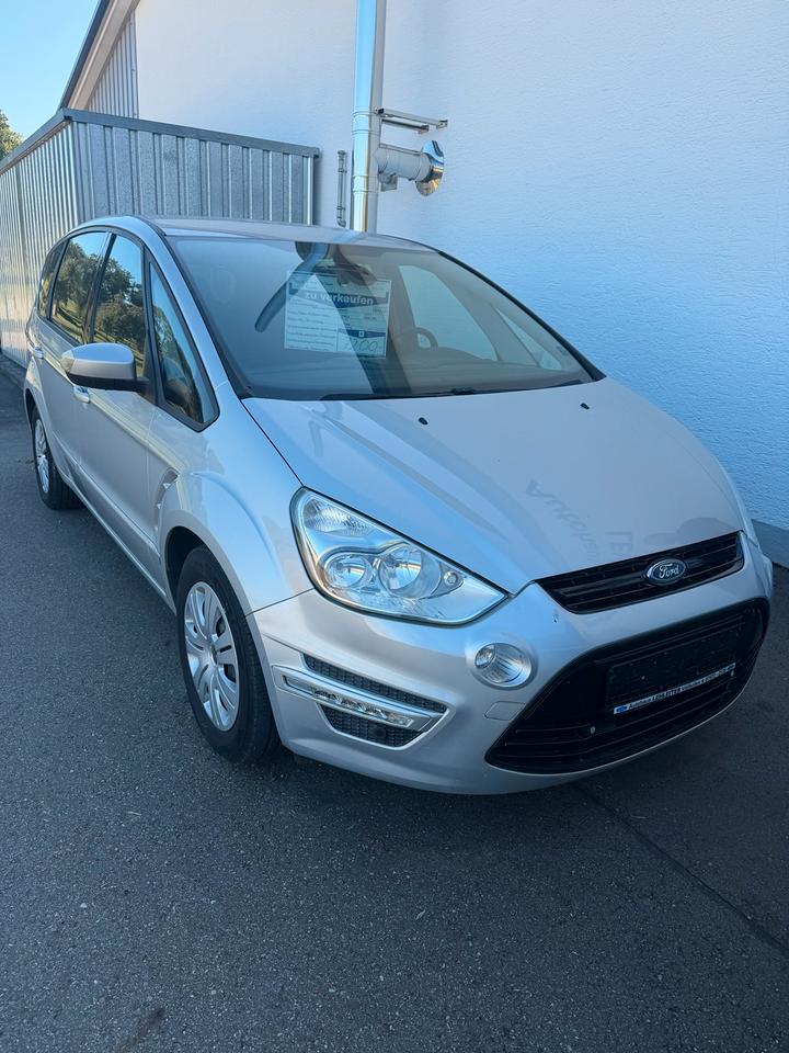Ford S-Max 2012 — вигляд ззаду