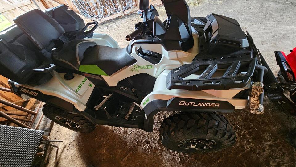  Can Am Outlander 1000 Max Limited 2015 — rear view