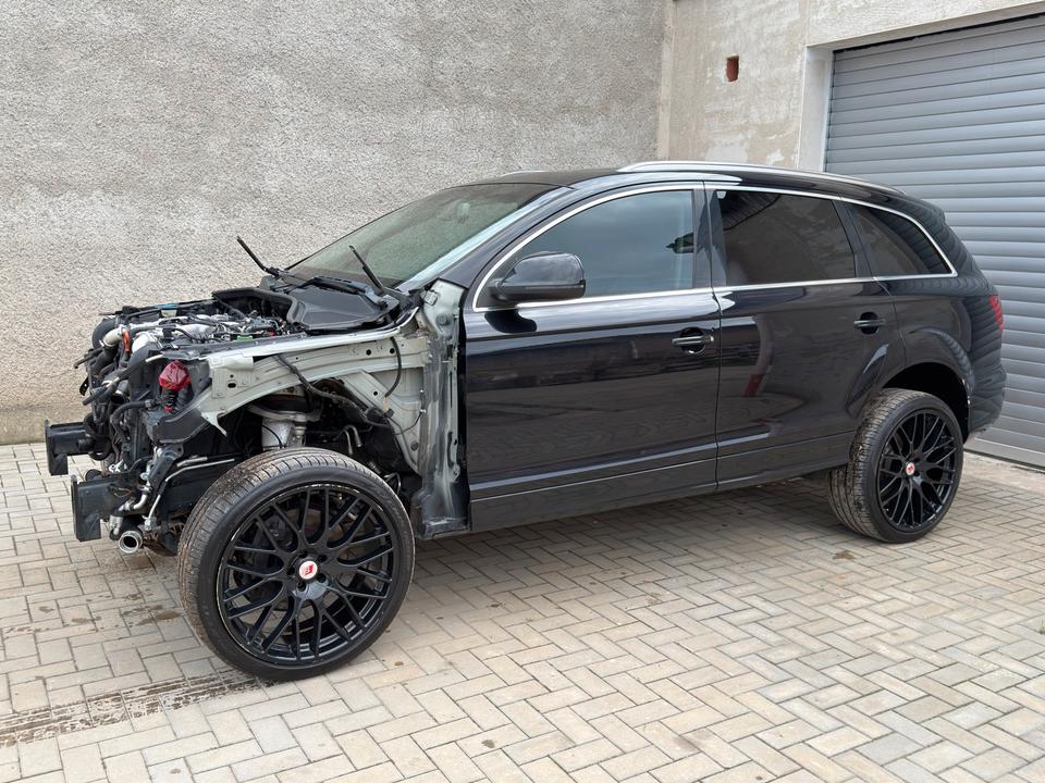 Audi Q7 2010 — engine