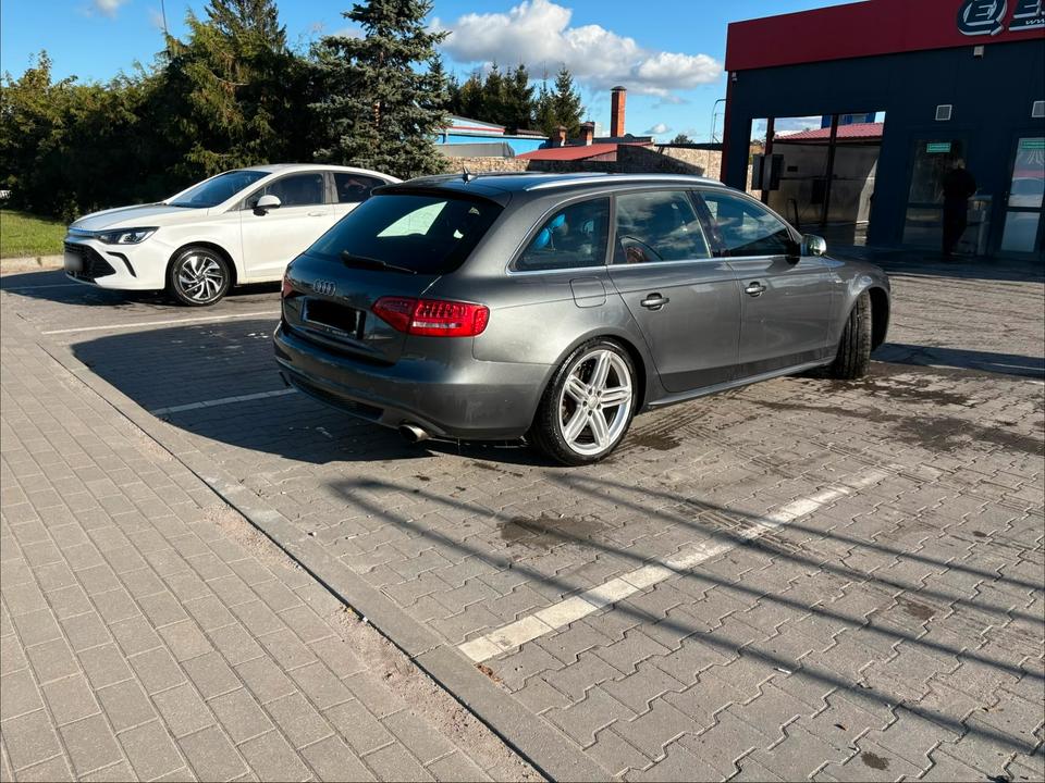 Audi A4 2010 — engine