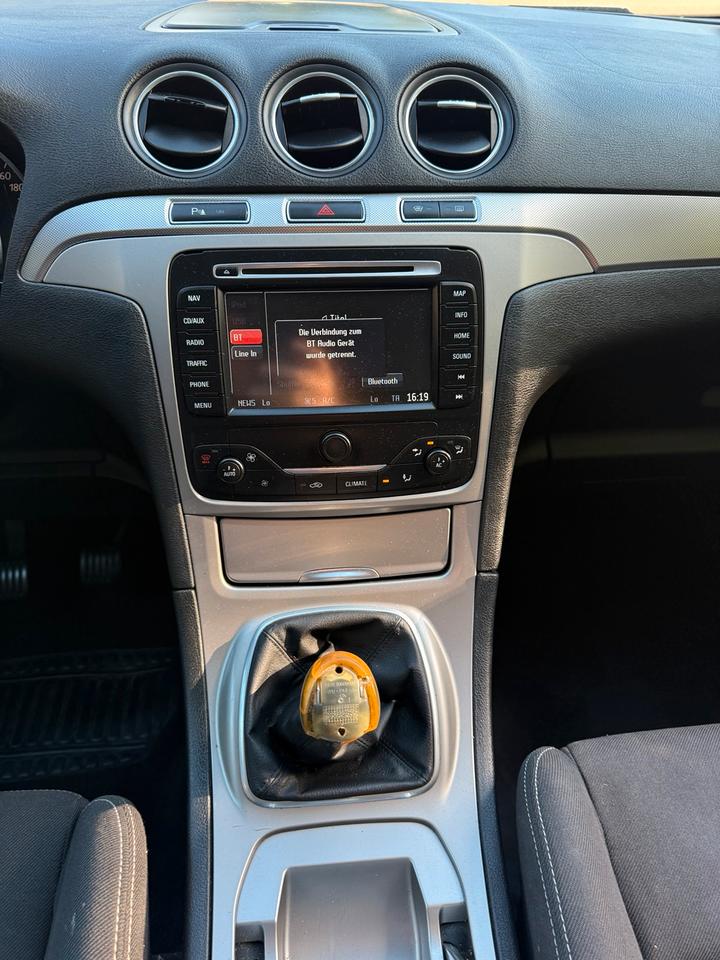 Ford S-Max 2011 — photo 15