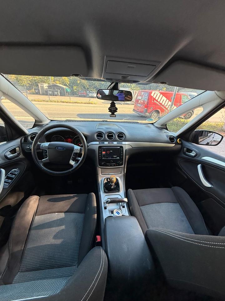 Ford S-Max 2011 — photo 16