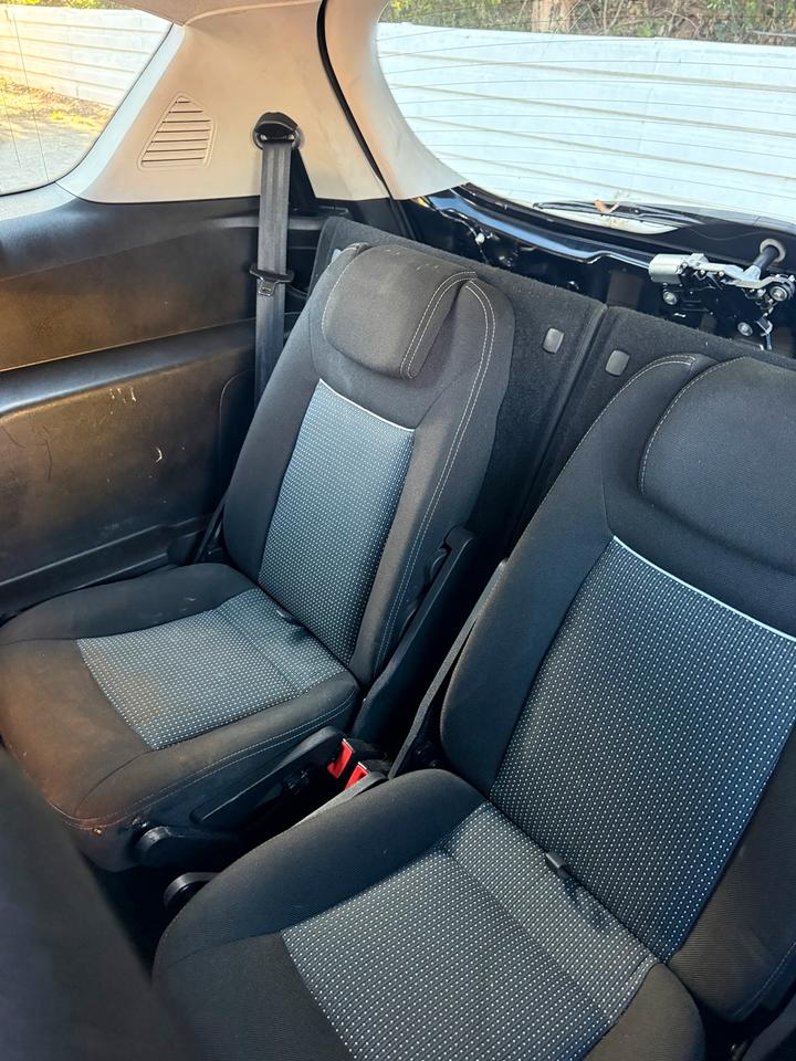 Ford S-Max 2011 — photo 18
