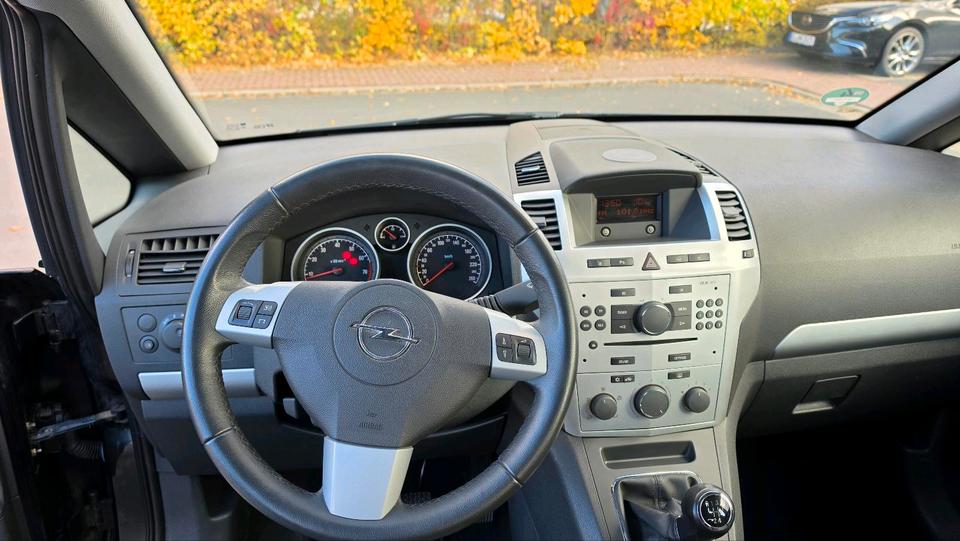 Opel Zafira 2012 — photo 11