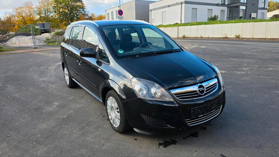 Opel Zafira 2012 — rear view